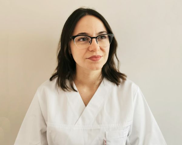 Dr. Mihaela Apostol Dr. Mihaela Apostol